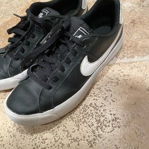 Nike shoes (size 7)